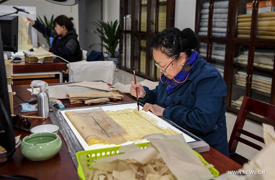 **CHINA-CHENGDU-ANCIENT BOOK REPAIRER (CN)