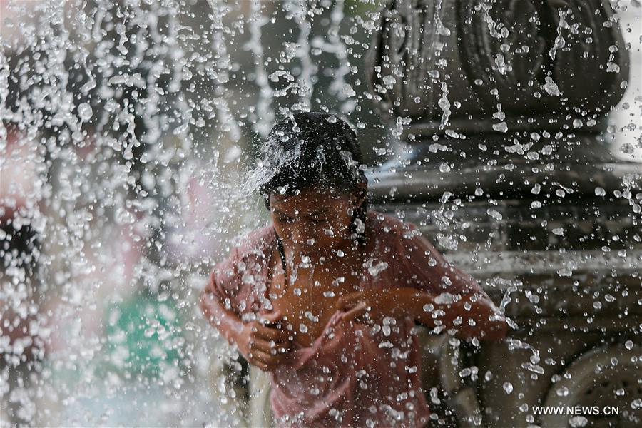 THE PHILIPPINES-MANILA-SUMMER HEAT