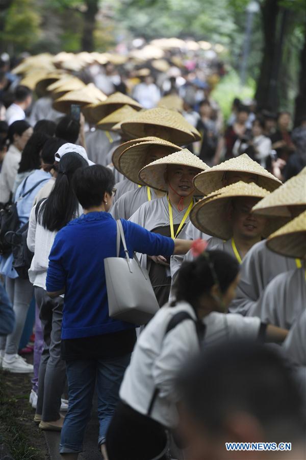 CHINA-HANGZHOU-MONKS-CHARITY (CN)