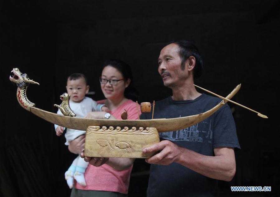 #CHINA-HUNAN-DRAGON BOAT BOW MAKING (CN)