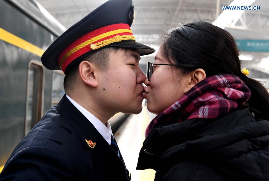 CHINA-LANTERN FESTIVAL-TRAIN ATTENDANT-FAMILY REUNION (CN)