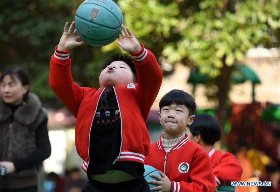 (SP)CHINA-JIANGXI-PHYSICAL EDUCATION-KINDERGARTEN-CHILDREN BASKETBALL EXERCISES (CN)