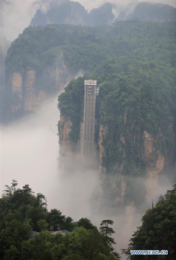 #CHINA-HUNAN-ZHANGJIAJIE-CLIFFSIDE ELEVATOR-FOG (CN)