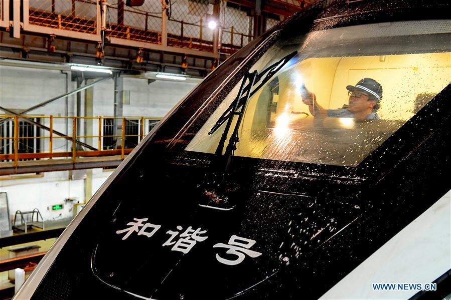 CHINA-FUJIAN-RAILWAY-SECURITY CHECK-RAINY WEATHER (CN)