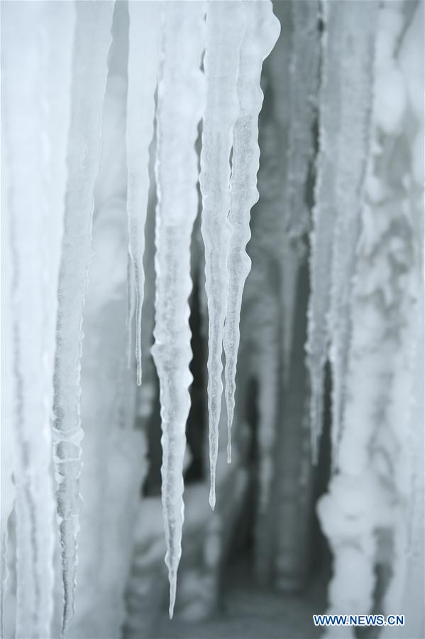 CHINA-NINGXIA-YINCHUAN-FROZEN WATERFALL (CN)