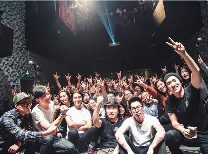 WHO&rsquo;S LISTENING？