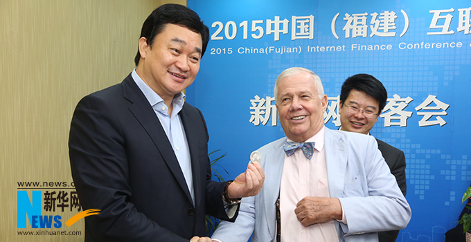 羅杰斯參加思客會，與新華網(wǎng)董事長、總裁田舒斌親切交談。