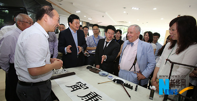 羅杰斯參觀新華網(wǎng)福建分公司。