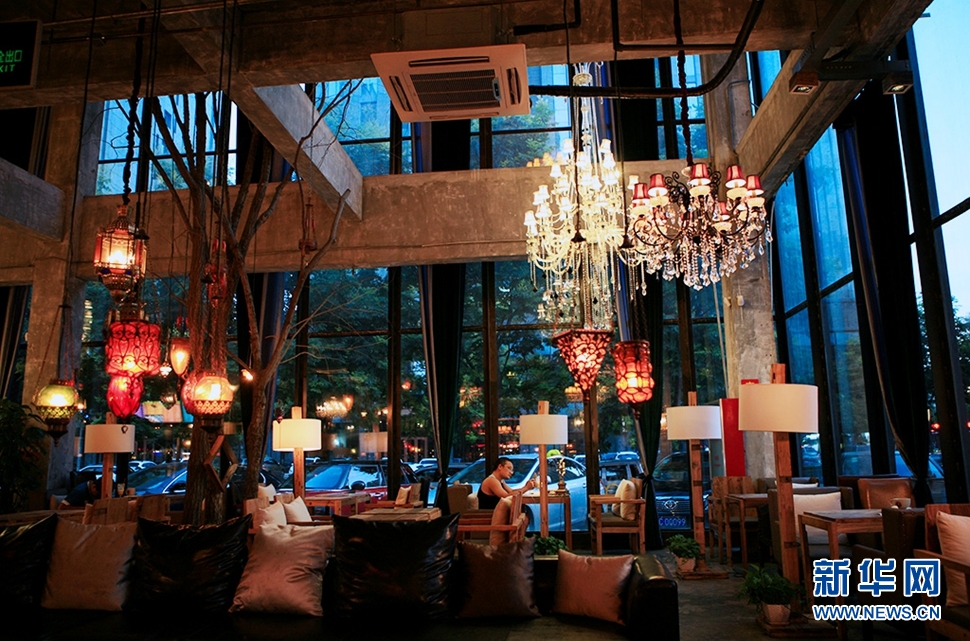 走過(guò)咖啡屋