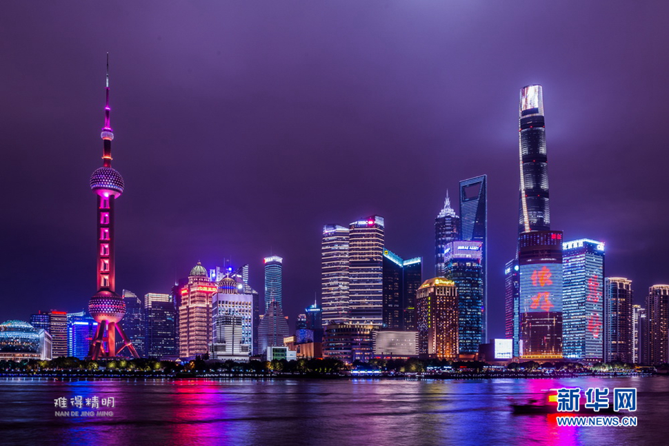 《上海浦江兩岸靚麗璀璨》