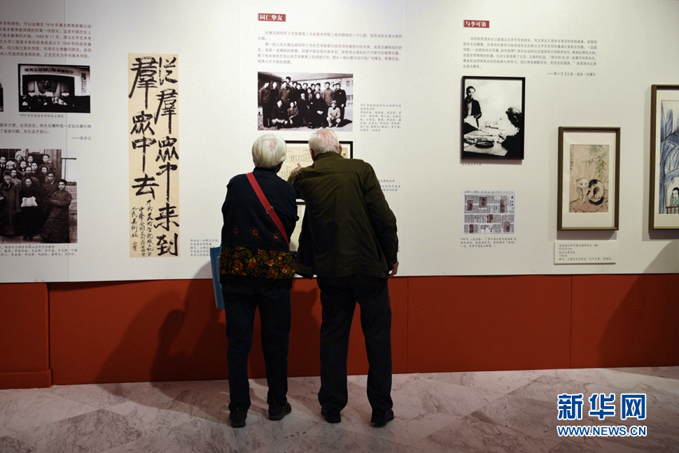 《美術館里的背影》