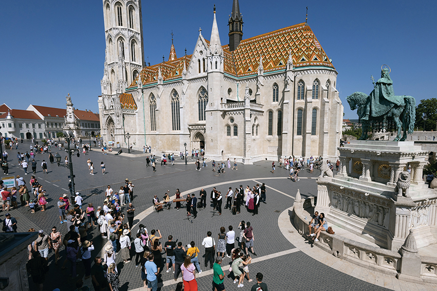 與余澤民相遇，與拉斯洛結(jié)緣