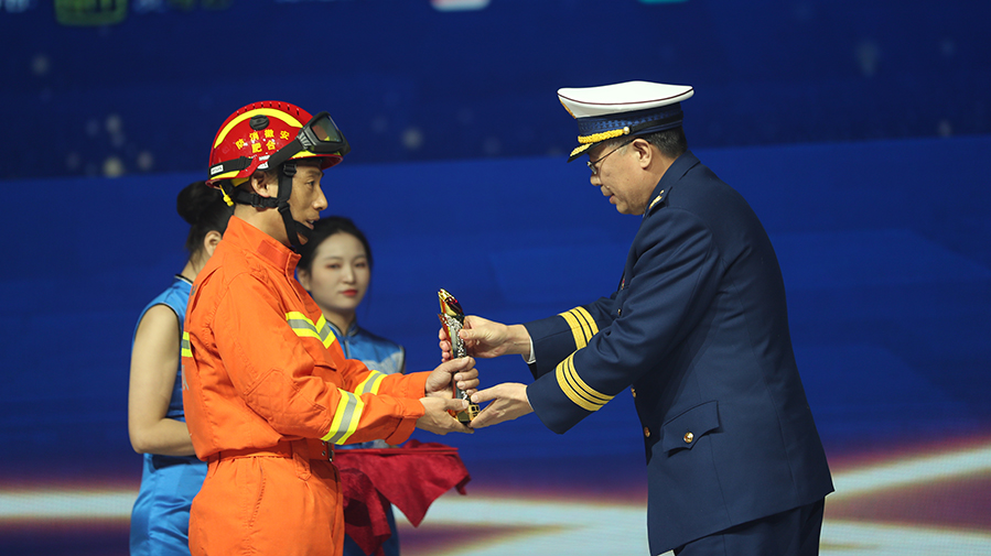 羅永強為&ldquo;逆火英雄&rdquo;陳三喜頒獎