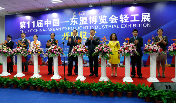 領(lǐng)導嘉賓上臺進行剪彩儀式