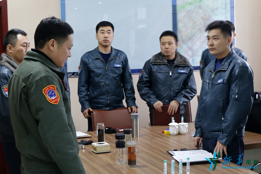 張超（右一）飛行后參加講評。