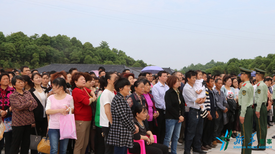 &uarr;資料圖片：張超烈士骨灰安葬儀式現(xiàn)場(chǎng)，岳陽(yáng)的父老鄉(xiāng)親紛紛來(lái)給張超送別。