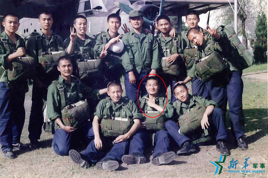 資料圖片：跳傘前合影留念。