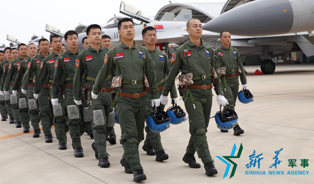 &uarr;飛行員列隊(duì)進(jìn)場(chǎng)。