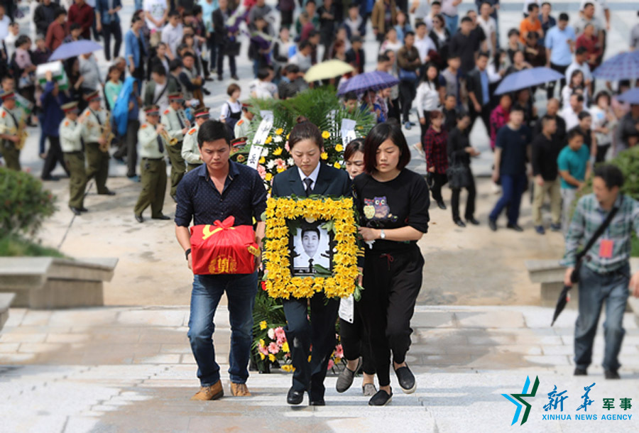 &uarr;張超烈士骨灰安葬儀式。