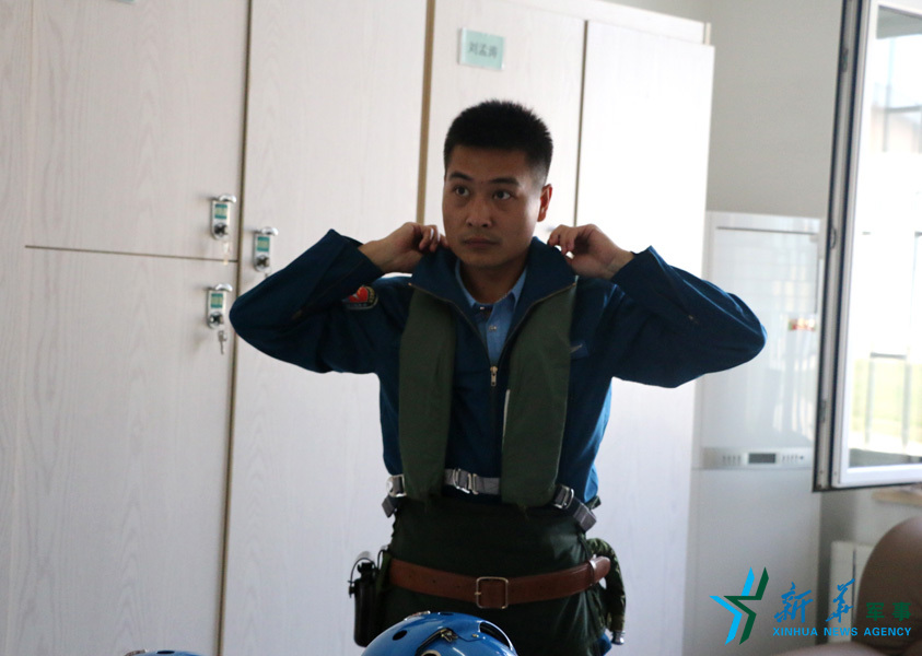 &uarr;資料圖片：張超嚴格按規(guī)定著裝參加飛行訓練。