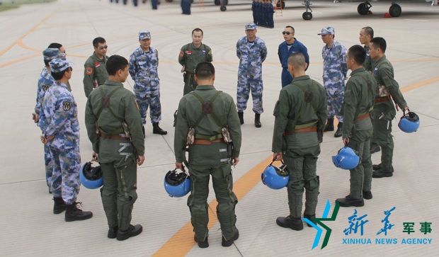 飛行后，黨委班子現(xiàn)場講評飛行情況。