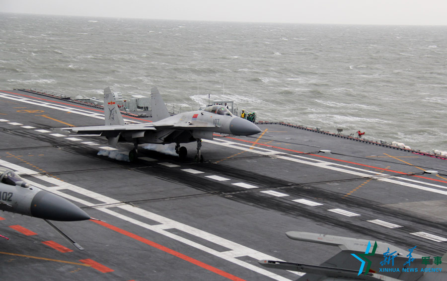 &uarr;資料圖片：艦載戰(zhàn)斗機(jī)下落著艦瞬間。