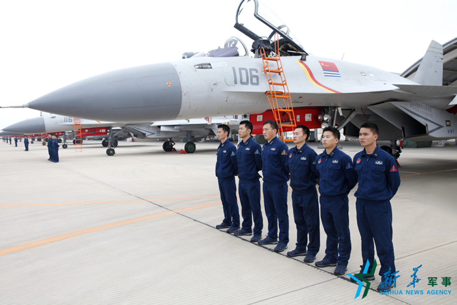 &uarr;機(jī)務(wù)官兵為戰(zhàn)鷹保駕護(hù)航。