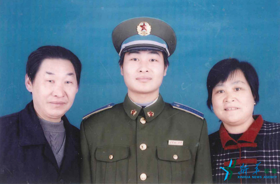 &uarr;資料圖片：張超考入飛行學(xué)院后成為全家的驕傲。