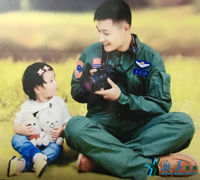 &uarr;資料圖片：被選為艦載戰(zhàn)斗機飛行員的張超與女兒合影。