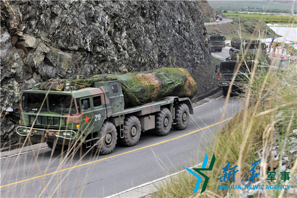 &uarr;向疏散隱蔽地域?qū)嵤└咚贆C(jī)動。（宋來蕤攝）