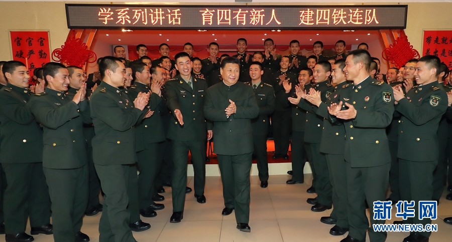 1月23日，習(xí)近平專程來到陸軍第65集團(tuán)軍，深入基層連隊(duì)，看望慰問官兵，代表黨中央和中央軍委，向全軍指戰(zhàn)員、武警部隊(duì)官兵、民兵預(yù)備役人員致以誠摯問候和新春祝福。這是習(xí)近平在該集團(tuán)軍&ldquo;大功三連&rdquo;同官兵在一起。新華社記者李剛攝