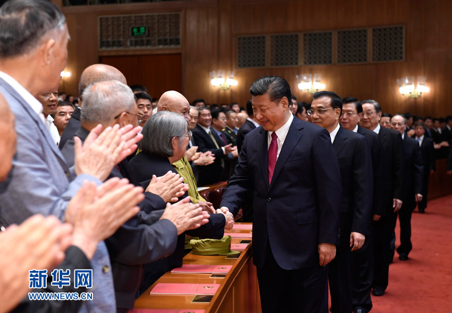 7月28日，慶祝中國(guó)人民解放軍建軍90周年文藝晚會(huì)《在黨的旗幟下》在北京人民大會(huì)堂舉行。中共中央總書(shū)記、國(guó)家主席、中央軍委主席習(xí)近平和李克強(qiáng)、張德江、俞正聲、劉云山、王岐山、張高麗等黨和國(guó)家領(lǐng)導(dǎo)人，與首都3000多名各界群眾一起觀看演出。演出開(kāi)始前，習(xí)近平等與老戰(zhàn)士、老同志代表和&ldquo;八一勛章&rdquo;獲得者親切握手。新華社記者 李學(xué)仁 攝