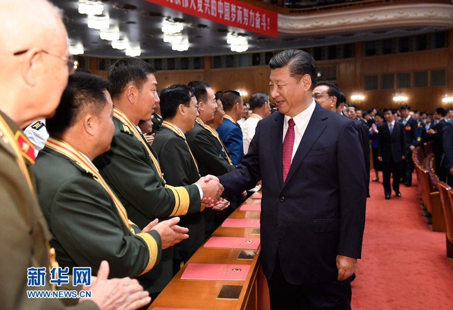 7月28日，慶祝中國(guó)人民解放軍建軍90周年文藝晚會(huì)《在黨的旗幟下》在北京人民大會(huì)堂舉行。中共中央總書(shū)記、國(guó)家主席、中央軍委主席習(xí)近平和李克強(qiáng)、張德江、俞正聲、劉云山、王岐山、張高麗等黨和國(guó)家領(lǐng)導(dǎo)人，與首都3000多名各界群眾一起觀看演出。演出開(kāi)始前，習(xí)近平等與老戰(zhàn)士、老同志代表和&ldquo;八一勛章&rdquo;獲得者親切握手。新華社記者 李學(xué)仁 攝