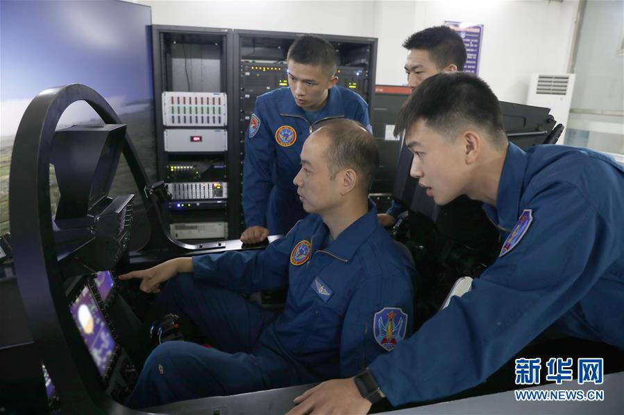 （圖文互動）（3）空中驕子&mdash;&mdash;記空軍航空兵某旅飛行二大隊大隊長劉飛