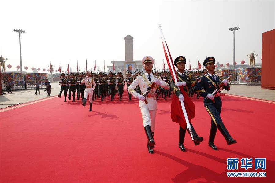 （在習(xí)近平強(qiáng)軍思想指引下·我們?cè)趹?zhàn)位報(bào)告·圖文互動(dòng)）（2）護(hù)衛(wèi)國旗　重于生命——中國人民解放軍儀仗大隊(duì)國旗護(hù)衛(wèi)隊(duì)執(zhí)行國旗升降任務(wù)記事