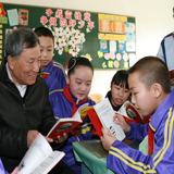 喬安山給小學(xué)生講雷鋒的故事。