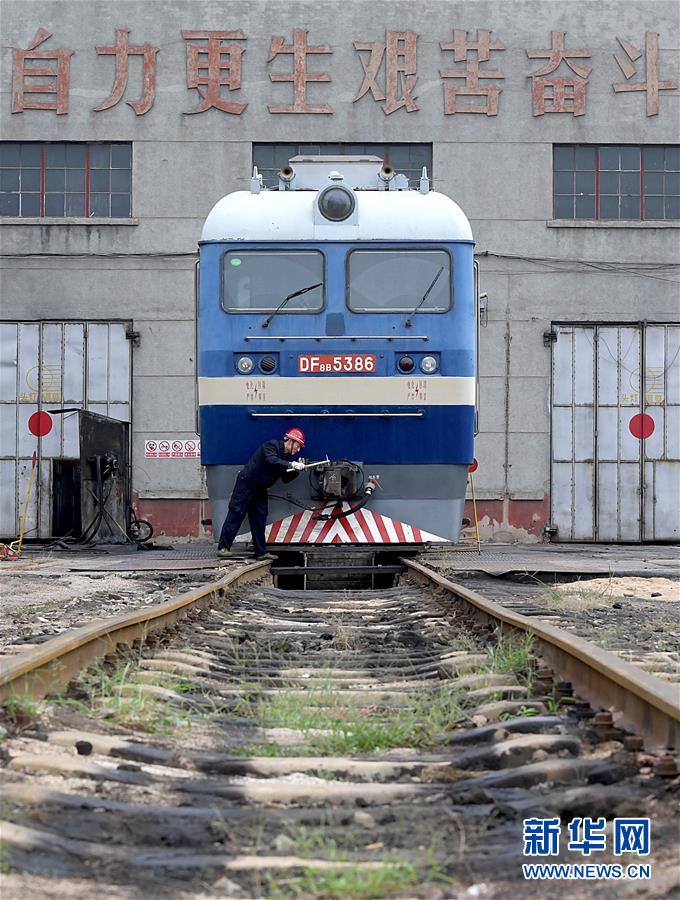 （圖片故事）（4）&ldquo;機(jī)車醫(yī)生&rdquo;李向前：&ldquo;望聞問(wèn)切&rdquo;保安全