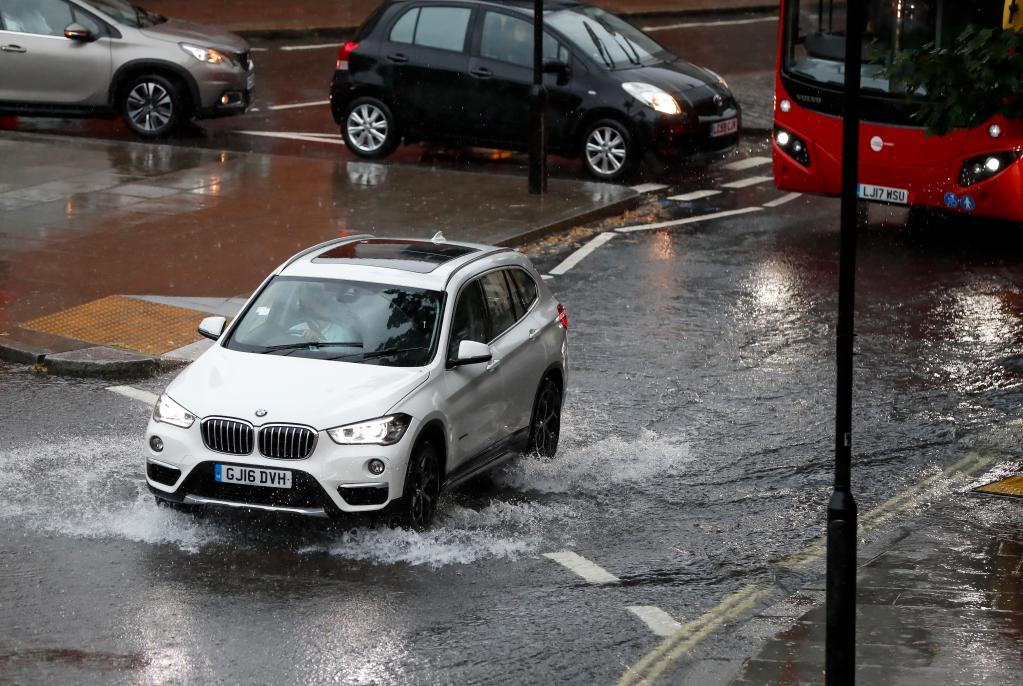 英國倫敦遭遇強(qiáng)雷雨天氣