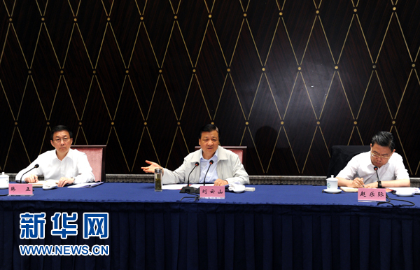 部分省區(qū)市教育實(shí)踐活動(dòng)工作座談會(huì)近日先后在西寧、上海召開(kāi)，中共中央政治局常委、中央黨的群眾路線教育實(shí)踐活動(dòng)領(lǐng)導(dǎo)小組組長(zhǎng)劉云山出席并講話。這是7月23日，劉云山出席上海座談會(huì)并講話。新華社記者 饒愛(ài)民 攝 