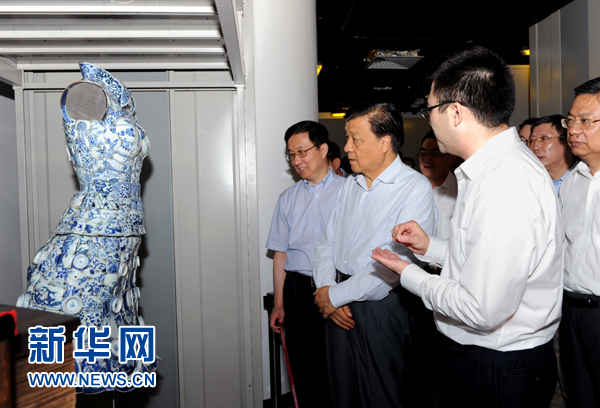 這是7月22日，劉云山在上海國(guó)家對(duì)外文化貿(mào)易基地調(diào)研。新華社記者 饒愛(ài)民 攝 