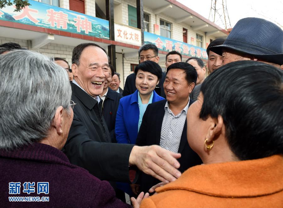 3月27日至28日，中共中央政治局常委、中央紀(jì)委書記王岐山到河南省調(diào)研，并主持召開座談會。這是3月27日王岐山在河南林州姚村鎮(zhèn)馮家口村同村民親切交談。 新華社記者 饒愛民 攝