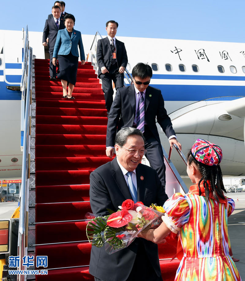 9月25日，以中共中央政治局常委、全國政協(xié)主席俞正聲為團(tuán)長的中央代表團(tuán)飛抵烏魯木齊，出席新疆維吾爾自治區(qū)成立60周年慶?；顒?dòng)。新華社記者 饒愛民 攝