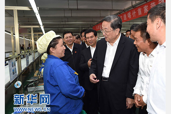 這是俞正聲等在喀什經(jīng)濟(jì)開發(fā)區(qū)深圳產(chǎn)業(yè)園視察電子產(chǎn)品生產(chǎn)線，并與現(xiàn)場工人親切交流。新華社記者 饒愛民 攝
