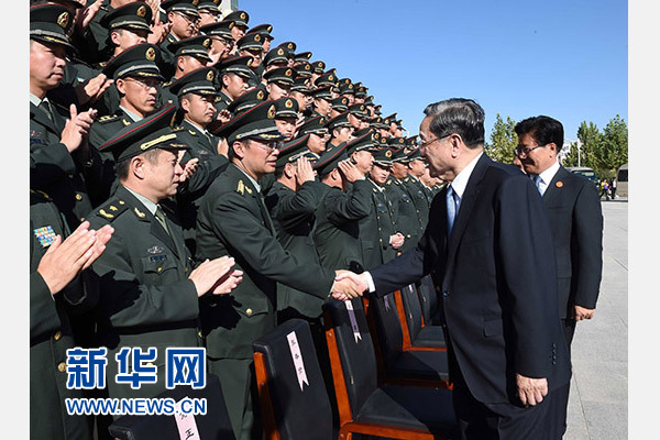 這是俞正聲等赴南疆軍區(qū)慰問，會(huì)見官兵代表。新華社記者 饒愛民 攝