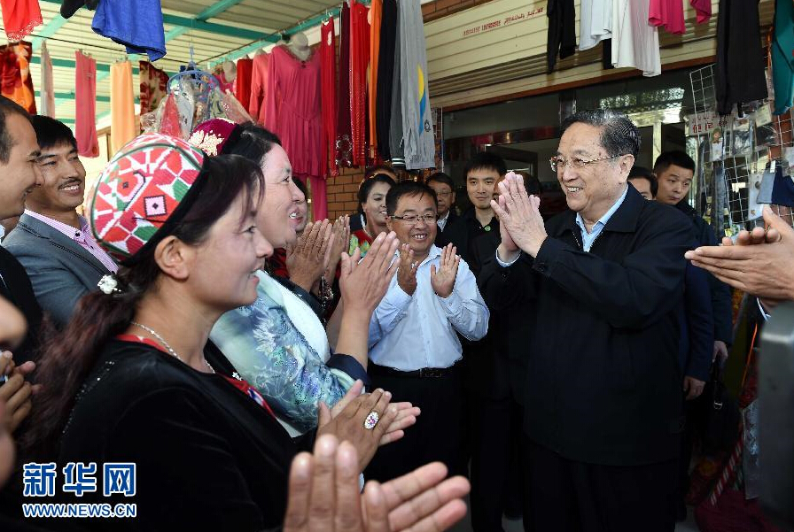 9月27日，中共中央政治局常委、全國政協(xié)主席、中央代表團團長俞正聲率中央代表團部分成員赴喀什地區(qū)莎車縣看望各族干部群眾。這是俞正聲在莎車縣艾力西湖鎮(zhèn)21村看望慰問維吾爾族群眾。新華社記者 饒愛民 攝