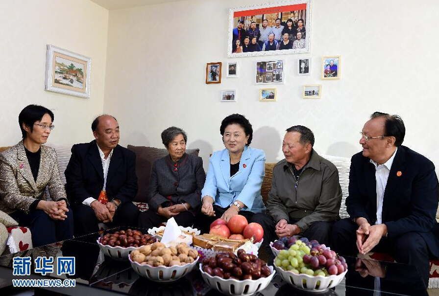 9月27日，中共中央政治局委員、國(guó)務(wù)院副總理、中央代表團(tuán)副團(tuán)長(zhǎng)劉延?xùn)|率中央代表團(tuán)分團(tuán)，帶著黨中央、國(guó)務(wù)院的親切關(guān)懷和全國(guó)各族人民的深切情誼，來(lái)到和田地區(qū)、阿克蘇地區(qū)慰問(wèn)各族干部群眾，并祝賀大家中秋節(jié)快樂(lè)。這是劉延?xùn)|來(lái)到新疆生產(chǎn)建設(shè)兵團(tuán)第一師五團(tuán)團(tuán)場(chǎng)退休職工包春祥家中慰問(wèn)。新華社記者 張領(lǐng) 攝