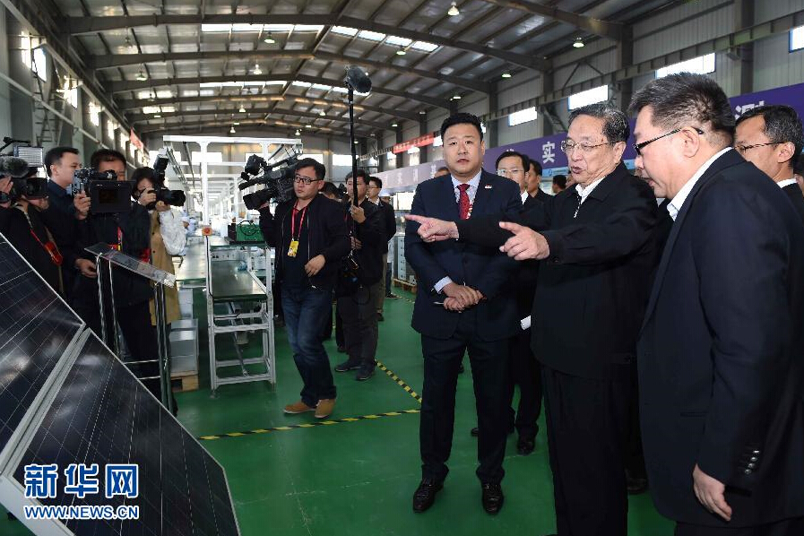 9月28日，中共中央政治局常委、全國政協(xié)主席、中央代表團團長俞正聲率中央代表團部分成員赴祖國最西端的新疆克孜勒蘇柯爾克孜自治州看望慰問各族干部群眾。這是俞正聲來到阿圖什市昆山產(chǎn)業(yè)園新疆中興能源公司視察工作。新華社記者 饒愛民 攝