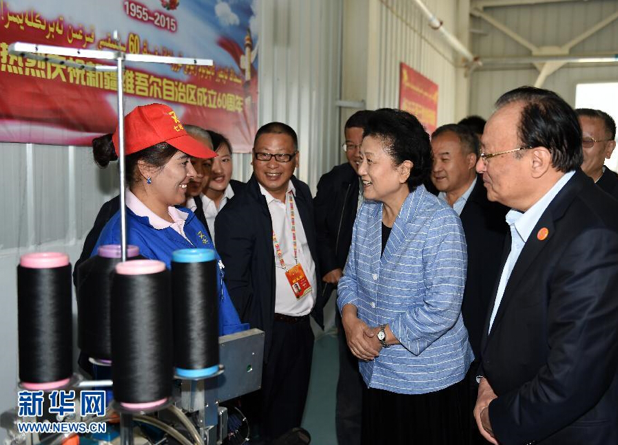 9月28日，中共中央政治局委員、國(guó)務(wù)院副總理、中央代表團(tuán)副團(tuán)長(zhǎng)劉延?xùn)|率中央代表團(tuán)分團(tuán)赴阿克蘇地區(qū)、伊犁哈薩克自治州慰問，與各族干部群眾共度節(jié)日、共享歡樂。這是劉延?xùn)|在阿克蘇紡織工業(yè)城慰問棉紡工人。新華社記者張領(lǐng)攝
