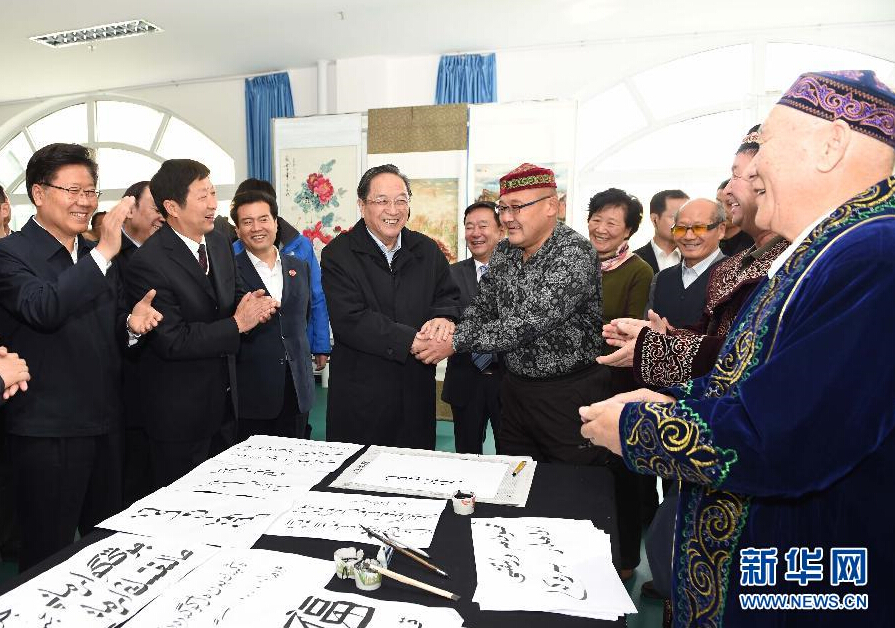 9月29日，中共中央政治局常委、全國政協(xié)主席、中央代表團團長俞正聲率中央代表團部分成員赴阿勒泰地區(qū)看望各族干部群眾。這是俞正聲來到阿勒泰地區(qū)老年人活動中心，觀看老同志書畫展，同老同志親切交談。新華社記者 高潔 攝