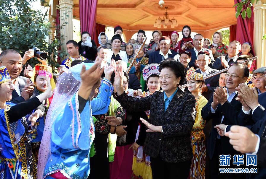 9月29日，中共中央政治局委員、國務院副總理、中央代表團副團長劉延東率中央代表團分團在伊犁哈薩克自治州看望慰問各族干部群眾。這是劉延東在伊寧市漢賓鄉(xiāng)發(fā)展村考察慰問時與表演維吾爾族傳統(tǒng)歌舞&ldquo;麥西來甫&rdquo;的村民們交流。新華社記者張領攝